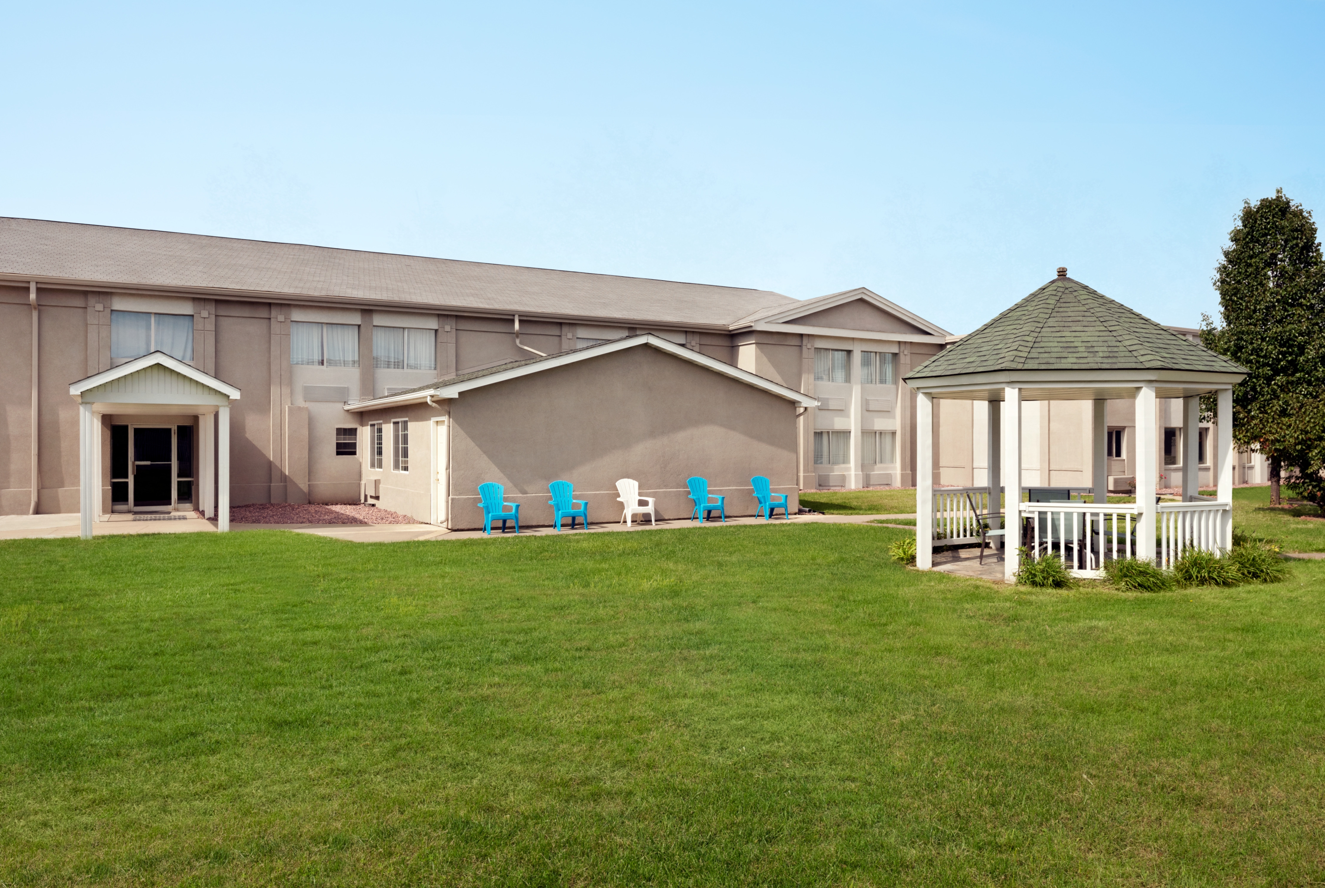 Courtyard at Super 8 by Wyndham Des Moines in Des Moines, Iowa